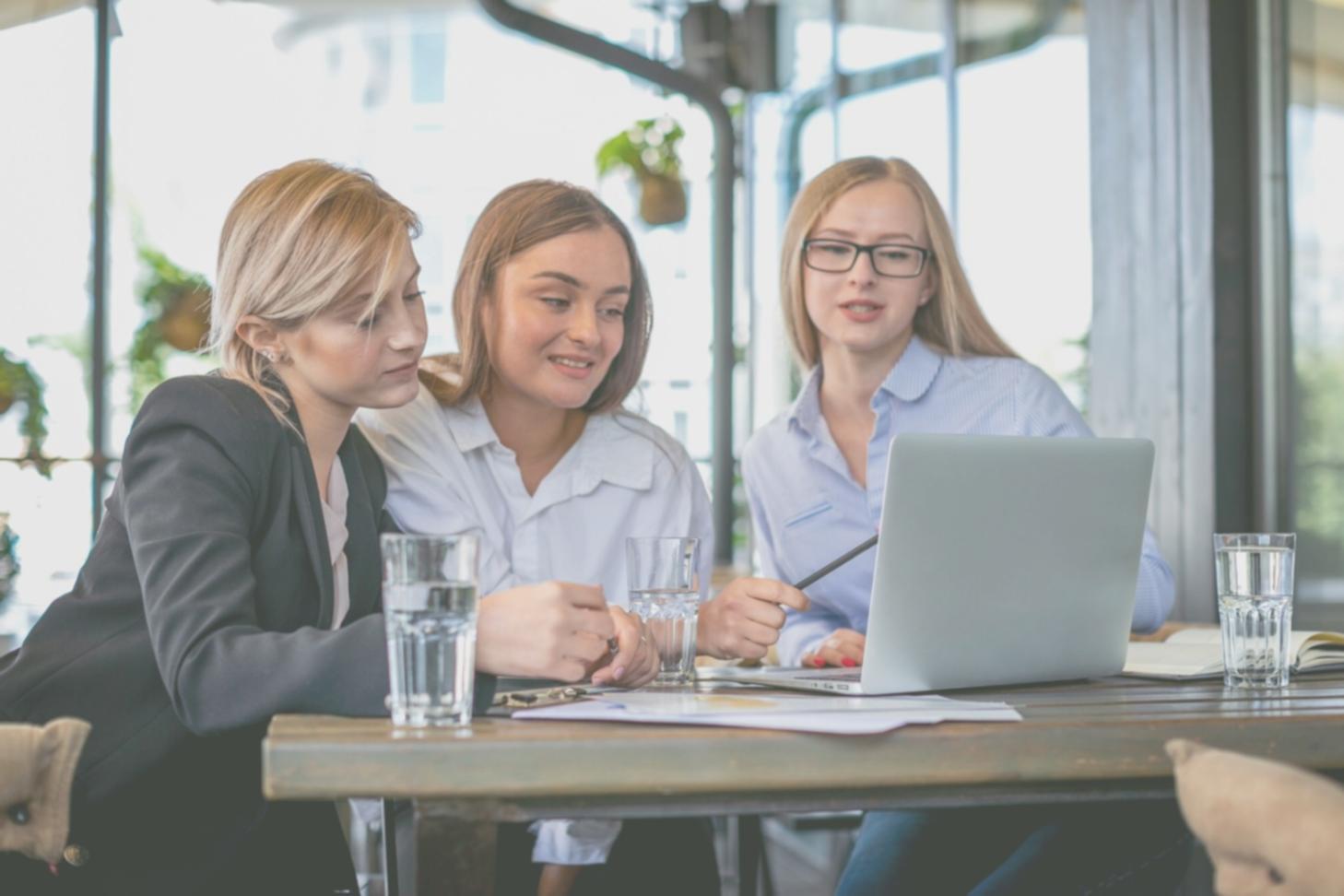 Documentation financière pour startup avec graphiques et analyses