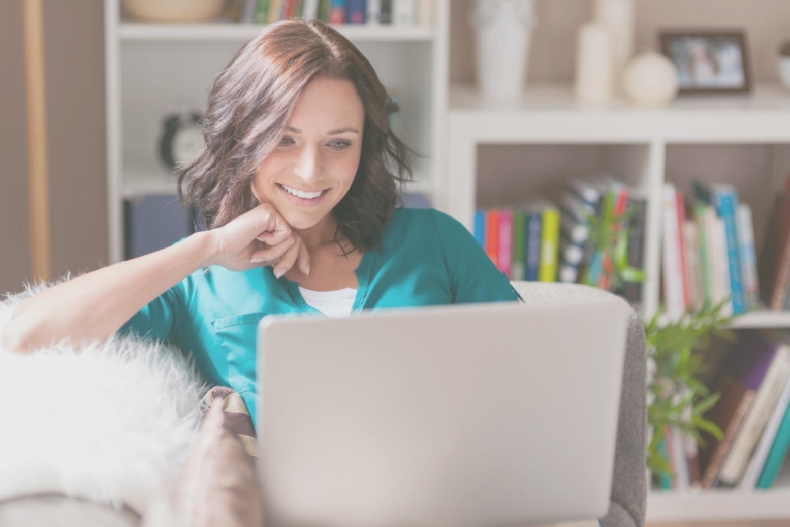 Espace de coworking moderne avec entrepreneurs travaillant sur leurs projets