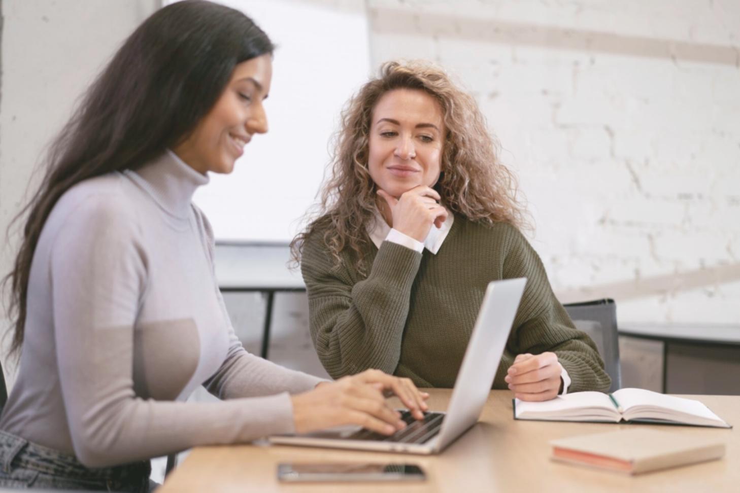Session de travail avec documents financiers